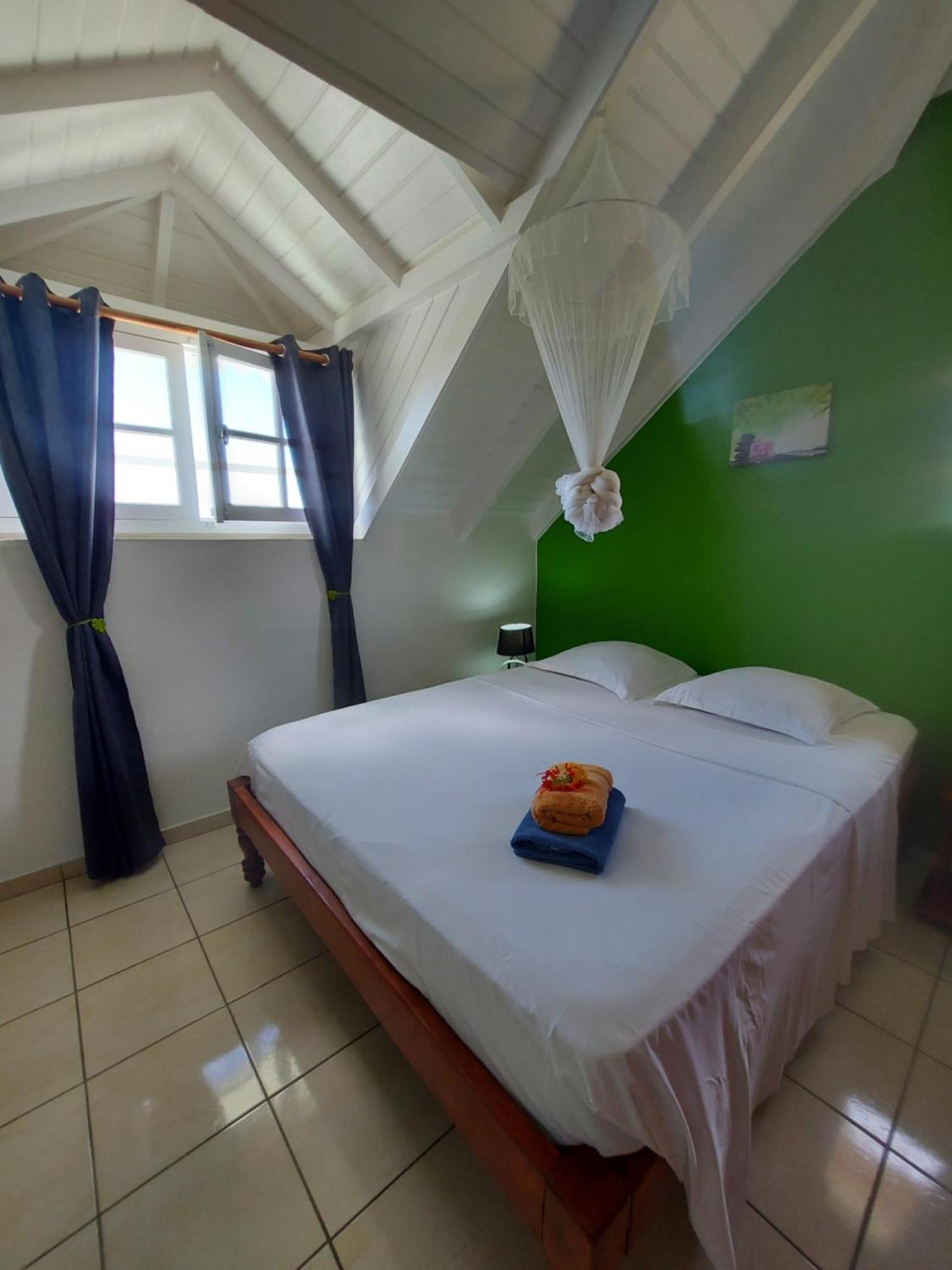 Les Petites Fleurs De Poirier Villa Bouillante Phòng bức ảnh